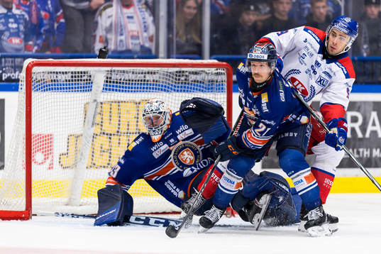 Växjös Emil Larmi och Brian Cooper mot Oskarshamns Ahti