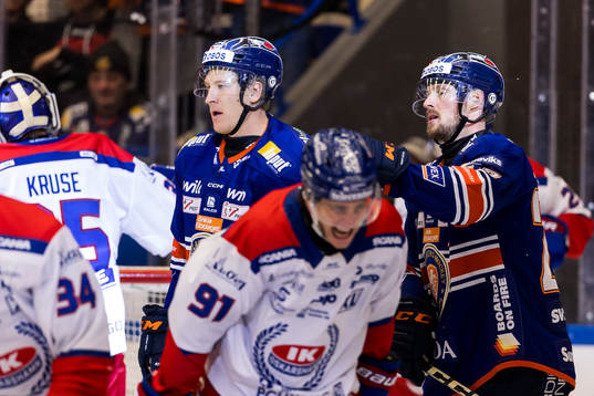 Växjös Emil Sylvegård och Martin Lundberg jublar