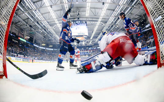 Växjös Brian Cooper och Tobias Rieder jublar