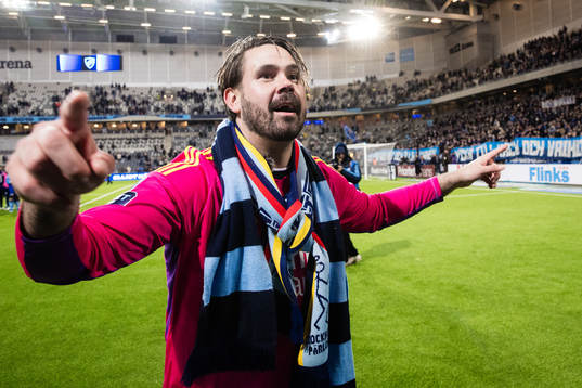 Djurgårdens målvakt Tommi Vaiho med supportrar