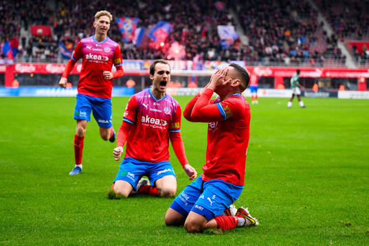 Helsingborgs Adam Hellborg och Cole Alexander jublar