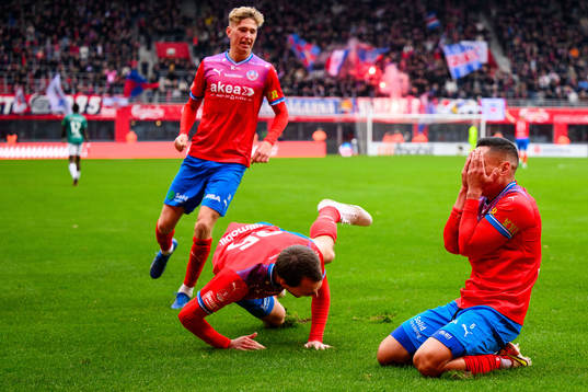Helsingborgs Adam Hellborg faller och Cole Alexander jublar