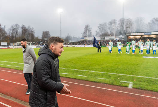 Hammarbys tränare Abel Lorincz och Värnamos tränare Kim Hellberg