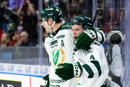 Färjestads Oscar Lawner och Victor Ejdsell jublar