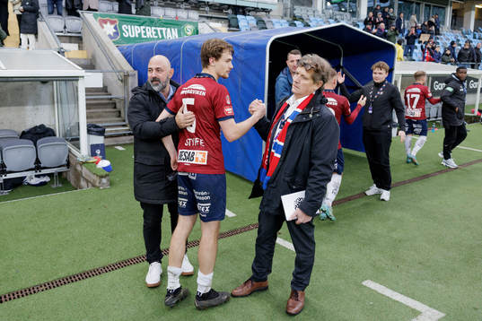 Örgrytes ordförande Terje Johansson tackar