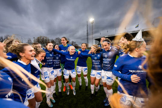 Trelleborgs Alice Egnér, målvakt Somea Polozen och Lova Sternfeldt (m) jublar