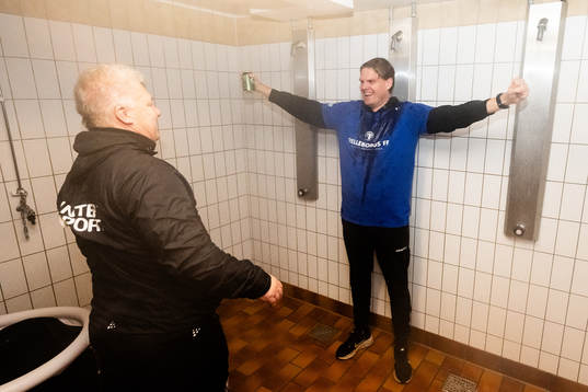 Trelleborgs assisterande tränare Hans Malmgren och tränare Joakim Felldin jublar i omklädningsrummet