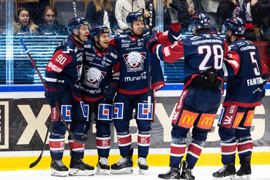 Linköpings Sebastian Strandberg jublar med lagkamrater