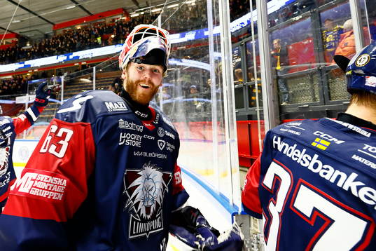 Linköpings målvakt Marcus Högberg jublar