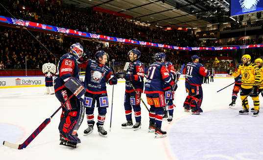 Linköpings spelare jublar och Broc Little tackar målvakt