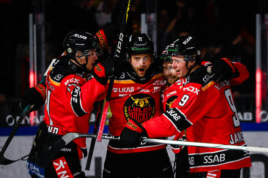 Luleås Pontus Själin jublar med lagkamrater