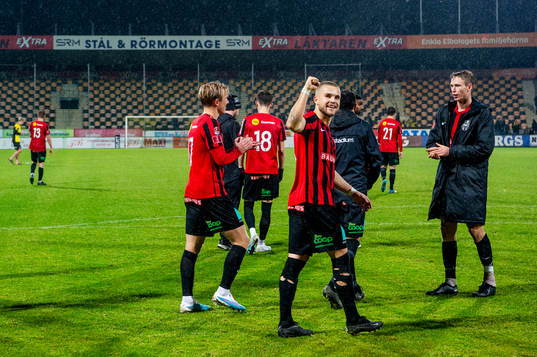 Brommapojkarnas Amadeus Sögaard jublar