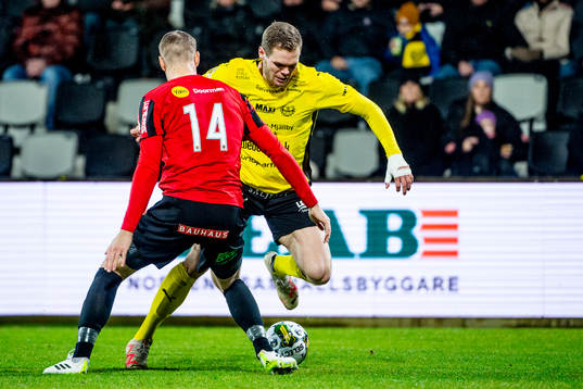 Mjällbys Jacob Bergström mot Brommapojkarnas Jesper Löfgren