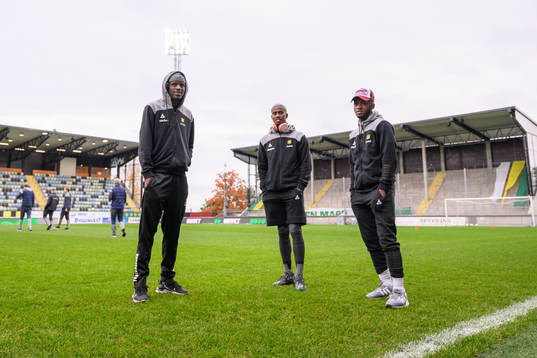 Gais spelare inspekterar planen innan fotbollsmatchen i