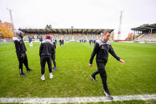 Gais spelare inspekterar planen innan fotbollsmatchen i