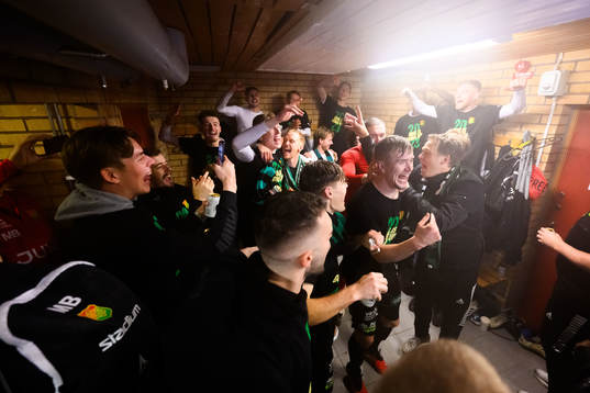 GAISs spelare  jublar över avancemang till Allsvenskan