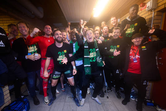 GAISs tränare Fredrik Holmberg och spelare jublar över