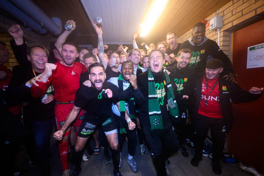 GAISs tränare Fredrik Holmberg och spelare jublar över