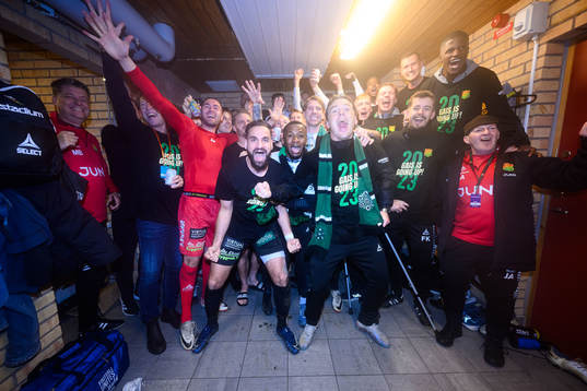 GAISs tränare Fredrik Holmberg och spelare jublar över