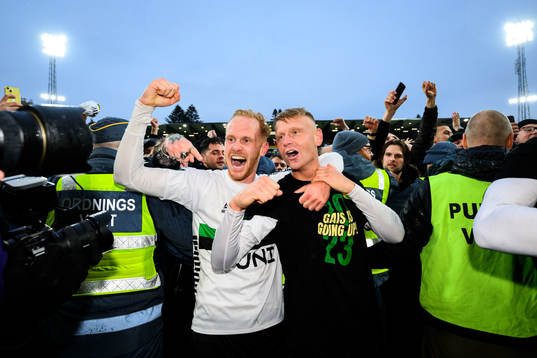 GAISs Viktor Kruger och Joackim Åberg  jublar över