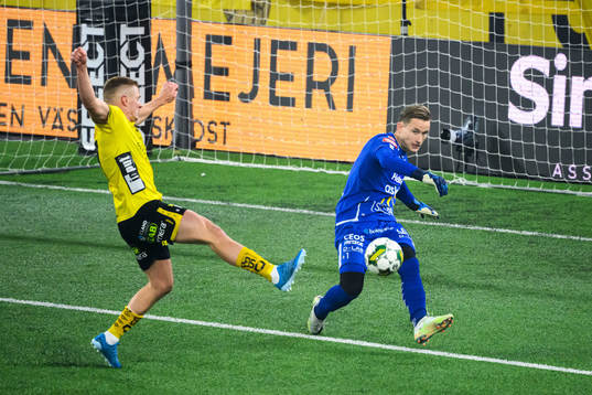 Elfsborgs Per Frick och Degerfors målvakt Sondre Lovseth