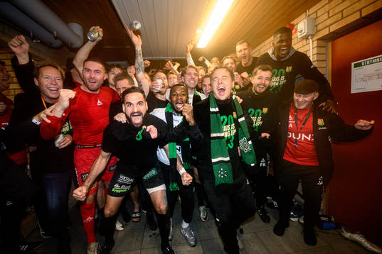 GAISs tränare Fredrik Holmberg och spelare jublar över