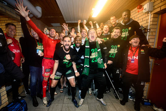 GAISs tränare Fredrik Holmberg och spelare jublar över