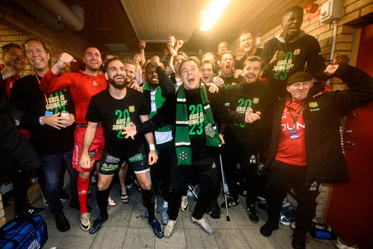 GAISs tränare Fredrik Holmberg och spelare jublar över