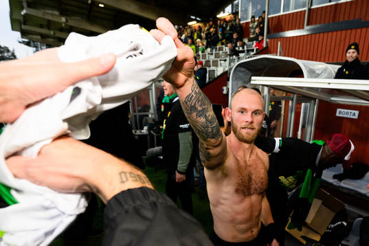 GAISs Niklas Andersen ger bort sin matchströja