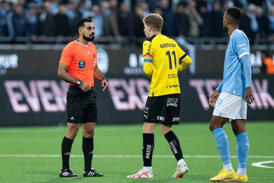 Domare Mohamed Al Hakim och Häckens Samuel Gustafson