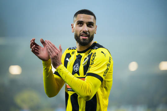 Häckens Aiham Ousou gestikulerar mot supportrar