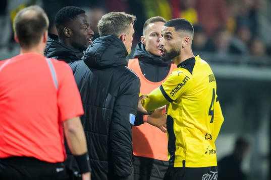 Häckens Aiham Ousou och Malmö FFs Søren Rieks i en diskussion