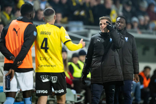 Malmö FFs Søren Rieks i en diskussion med Häckens Aiham