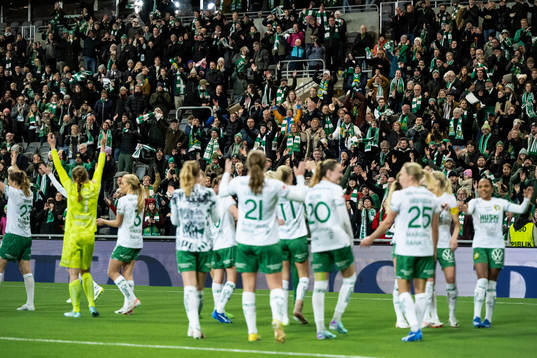 Hammarbys spelare jublar framför publiken
