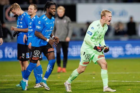 Halmstads målvakt Malte Påhlsson jublar efterunder fotbollsmatchen i Allsvenskan mellan Halmstad och Kalmar den 5 november 2023 i Halmstad. 