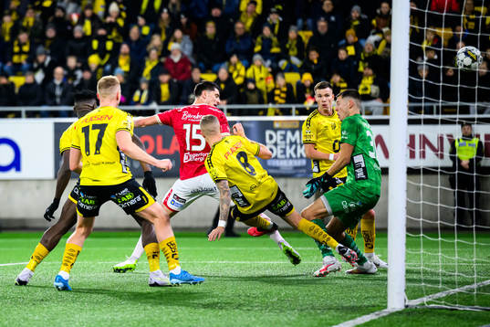 Degerfors Seid Korac gör 0-1 i duell med Elfsborgs Sebastian Holmen och målvakt Hakon Valdimarsson