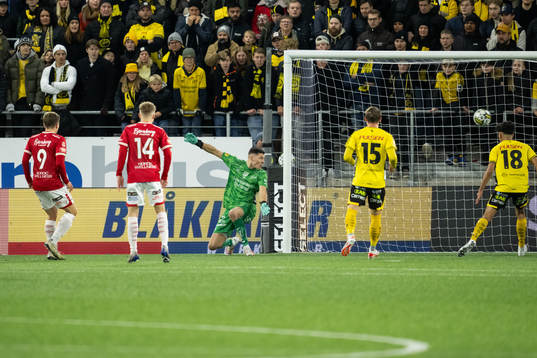 Degerfors Peter Gwargis gör 1-2 på Elfsborgs målvakt Hakon Valdimarsson