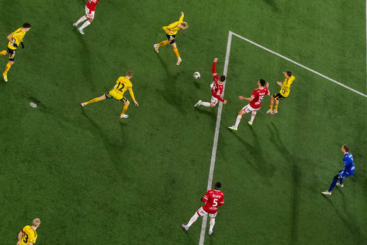 Elfsborgs Sveinn Guðjohnsen skjuter på täckande