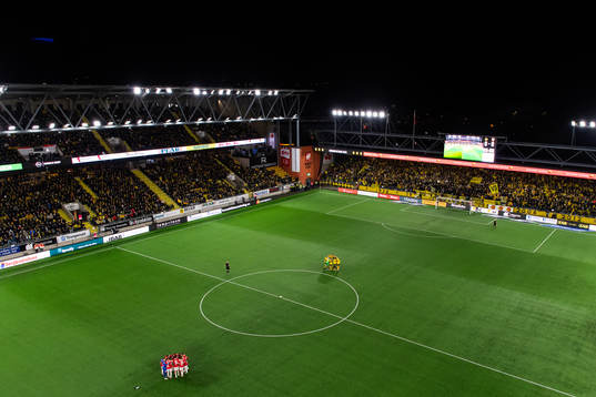 Degerfors och Elfsborgs spelare samlas