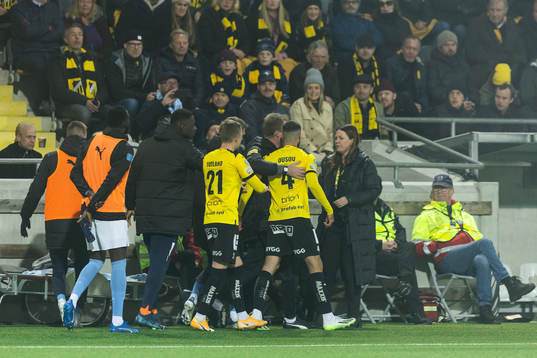 Häckens Aiham Ousou i en diskussion med Malmö FFs avbytare
