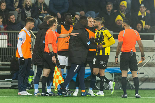 Häckens Aiham Ousou i en diskussion med Malmö FFs avbytare