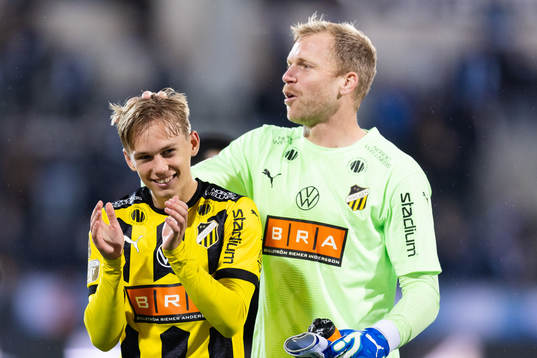 Häckens Pontus Dahbo och målvakt Peter Abrahamsson jublar