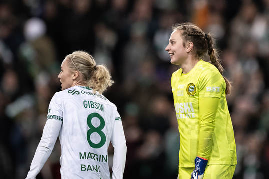 Hammarbys målvakt Anna Tamminen och Ellen Gibson jublar