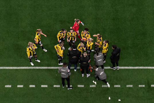 Häckens tränare Mak Lind samlar spelare