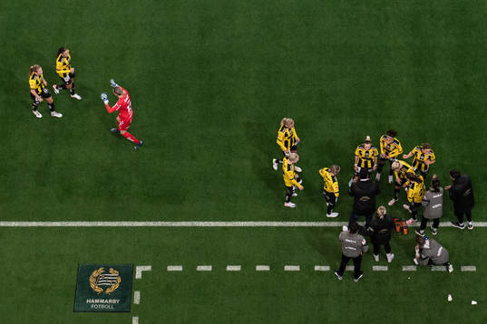 Häckens tränare Mak Lind samlar spelare