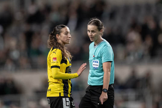 Häckens Rusul Rosa Kafaji och domare Lovisa Johansson