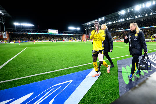 Elfsborgs Emmanuel Boateng lämnar planen