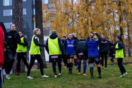 Växjö DFFs Heidi Elisabeth Ellingsen utanför arenan p g a brandlarm