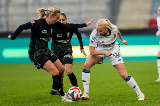 Växjö DFFs Alexandra Jonasson och Djurgårdens Stinalisa Johansson