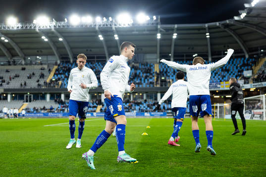 IFK Göteborgs Kolbeinn Thordarson värmer upp innan fotbollsmatchen i Allsvenskan mellan IFK Göteborg och AIK den 6 november 2023 i Göteborg. 